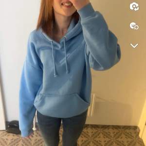ljusblå hoodie från bikbok, köpt i vintras men inga defekter🩷 pris kan diskuteras! köpt för 599