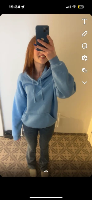 bikbok hoodie - ljusblå hoodie från bikbok, köpt i vintras men inga defekter🩷 pris kan diskuteras! köpt för 599