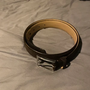 Mocka bälte - Ett brunt mocka bälte i 85cm 