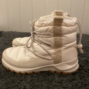 North Face vinterskor - Jättevarma krämvita vinterskor i storlek 38 från The North Face. Begagnat fint skick.