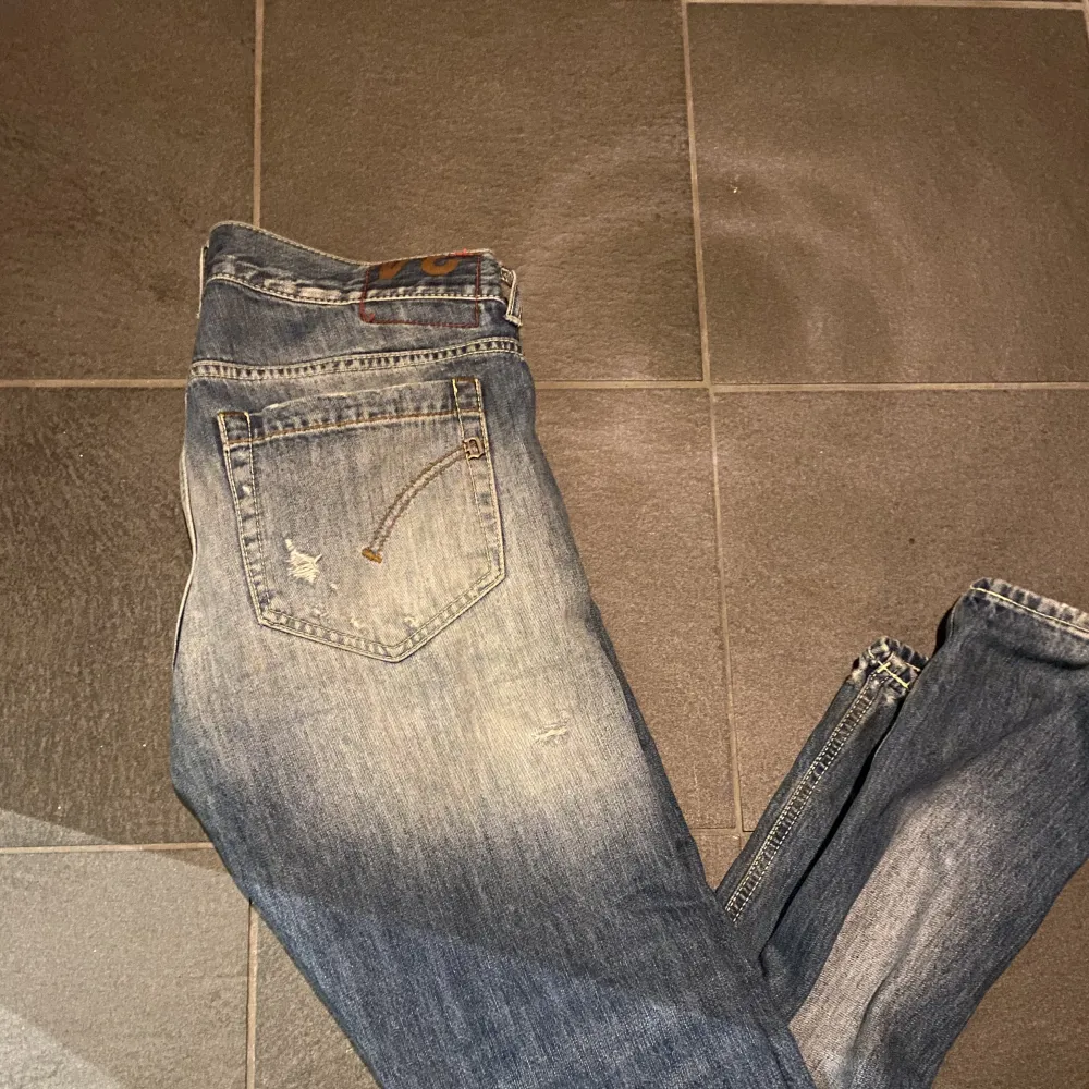 Dondup jeans i storlek 34. Jeansen är i mycket bra skick. Hör av er vid funderingar . Jeans & Byxor.