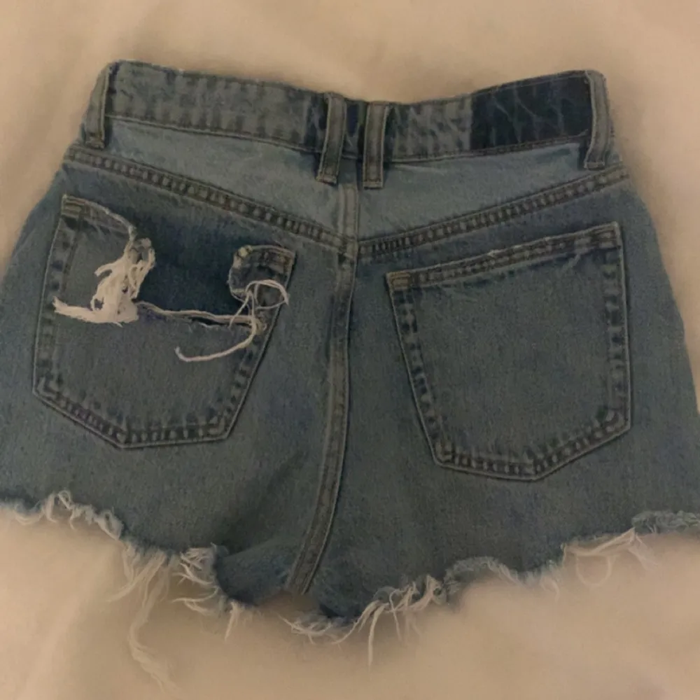 Supersnygga midwaist jeansshorts ifrån zara, inköpta i somras och säljer då de inte andvänts❤️ . Shorts.