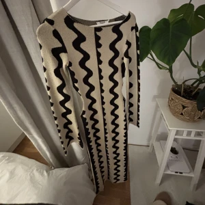 Långärmad klänning  - Långärmad klänning med skurning i midjan från NAKD, storlek xxs, ganska stretchig och i väldigt bra skick 🤝