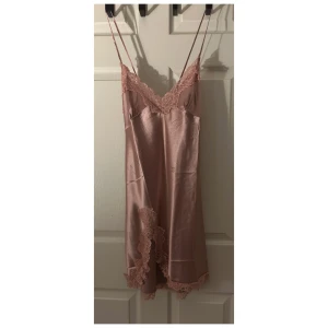 Rosa "satin" nattlinne - • Rosa "satin" nattlinne med spets & slits från Shein • Storlek M • Nyskick - aldrig använd (endast testad) • 80kr + frakt ❗️Köparen står för frakt❗️