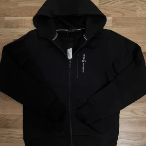 Sailracing  - En helt ny tvär snygg Sailracing kofta som inte har används med etiketterna kvar🔥  Pris går att diskutera vid snabb affär