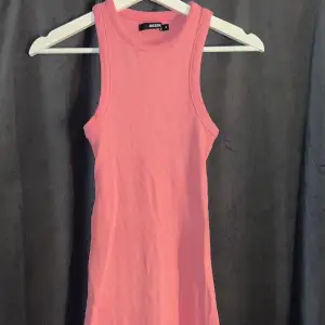 Rosa klänning, den är lite längre än vad den ser ut att va på bilden.  Den slutar precis över knäna 🩷