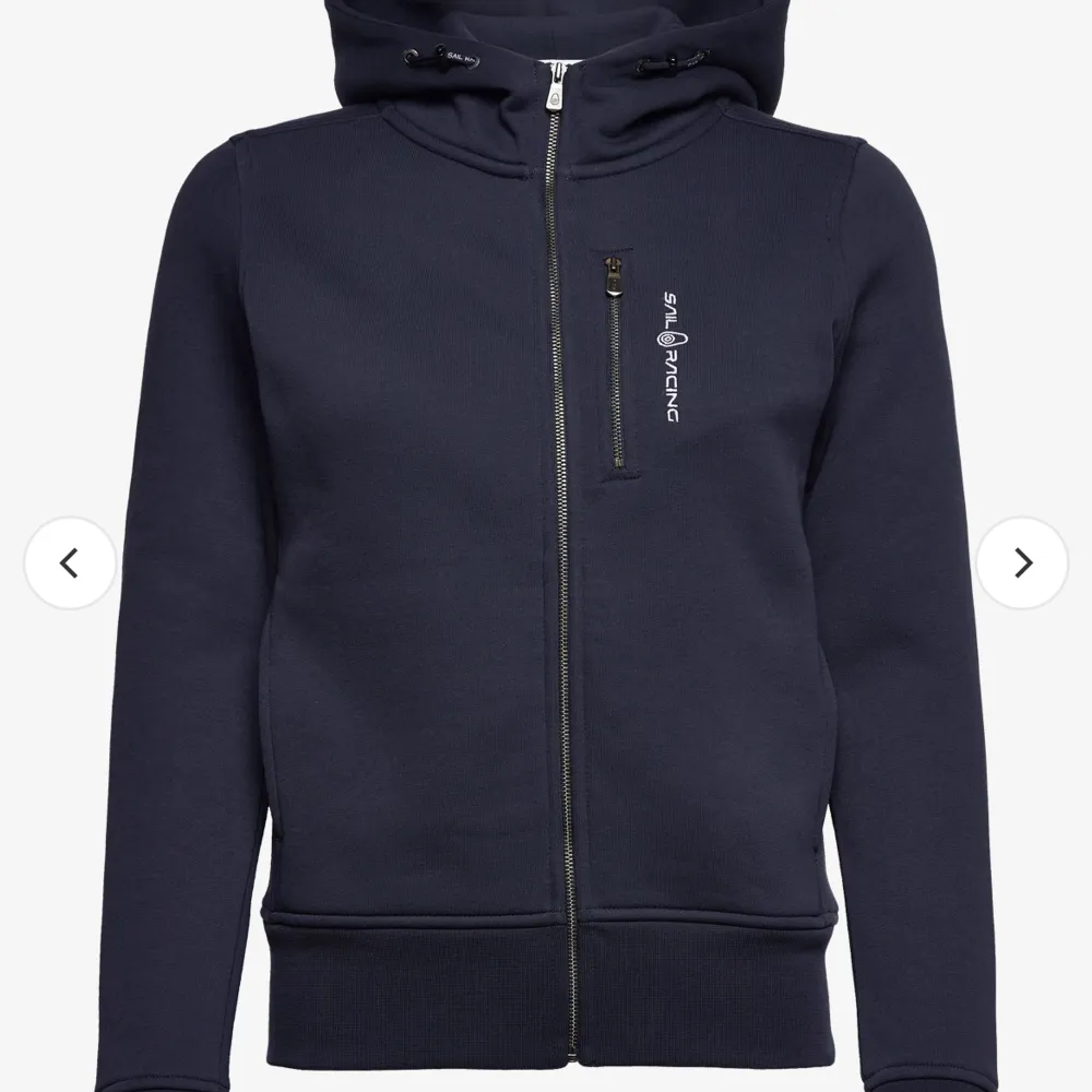 Säljer den här super sköna mörk blåa zip hoodien från sail racing då den inte kommer lika mycket till användning längre.💗😊. Hoodies.