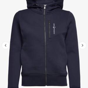 Säljer den här super sköna mörk blåa zip hoodien från sail racing då den inte kommer lika mycket till användning längre.💗😊