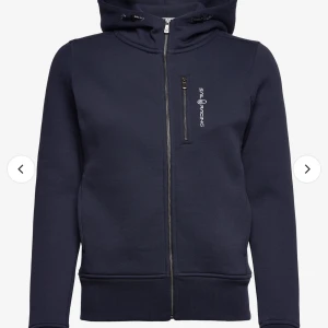 Zip hoodie - Säljer den här super sköna mörk blåa zip hoodien från sail racing då den inte kommer lika mycket till användning längre.💗😊