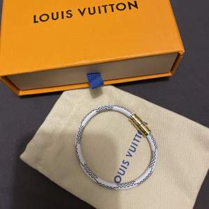 Säljer Louis Vuitton armband. Nypris 2700 kr. 10/10 skick pris kan diskuteras. 
