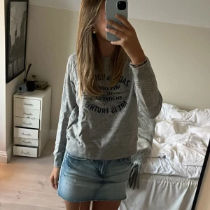 Tröja  - Säljer denna jätte fina tröjan från Zadig & Voltaire. Har tyvärr inte fått så mycket användning av den och är därför i ny skick. Nypris är 950. Är i storlek 13-14y men passar mig som bär 34/xs-s💕