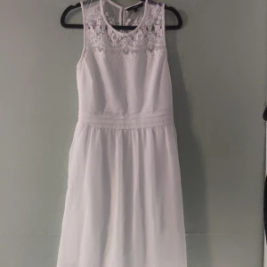 Vit klänning  - Säljer min vita klänning då jag inte använder den längre. Använd max 2 gånger på avslutningar i skolan 💕
