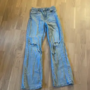 Säljer dessa jeans med 2 stora hål på knäna. Använde de mycket för Ksk 1 år sedan men inte längre. Stryker och tvättar innan jag säljer.