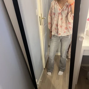 Blommig blus - Gullig blommig blus som är i bra skick! 