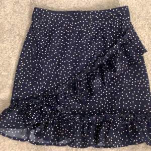 Prickig fin kjol från shein använd minst 5 ggr, säljer för att den är för liten, dragkedja bak, volanger 