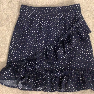 Kjol - Prickig fin kjol från shein använd minst 5 ggr, säljer för att den är för liten, dragkedja bak, volanger 