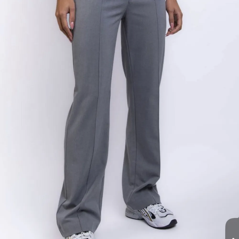 Säljer mina helt oanvända gråa kostymbyxor från madlady!💕💕💕 Dom är i längden short, storlek 32. Passar någon runt 160. Nypris: 649kr❣️ Köparen står för frakten. . Jeans & Byxor.