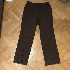 Bruna jeansen - 32/32 och sitter bra, inte riktigt min stil längre bara🤷🏻‍♂️