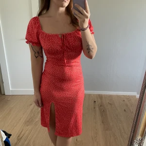 Klänning - Klänning från shein. Använd ett par gånger. Vädligt skönt och svalt material.