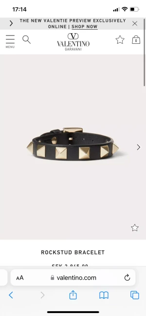 Valentino armband  - Säger detta äkta valentino armband! Det är lite slitet där man spänner det, skriv för bilder! Har även kvar boxen med extra nitar i! 