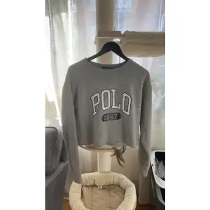 En sweatshirt från Ralph Lauren, i ett använt skick, ses på andra bilden därav billiga priset.