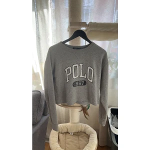 Ralph Lauren sweatshirt - En sweatshirt från Ralph Lauren, i ett använt skick, ses på andra bilden därav billiga priset.