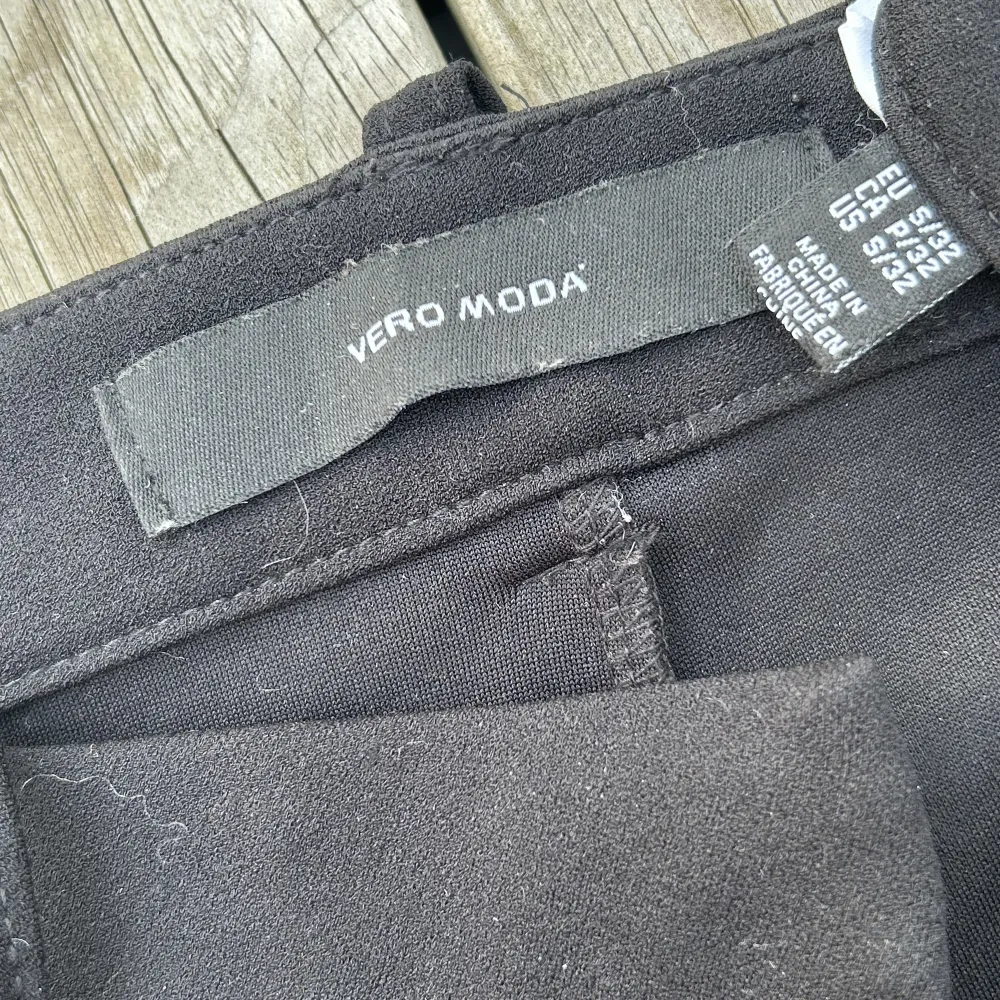Bootcut kostymbyxor med medelhög midja från Vero Moda. I bra skick!(Första bilden är lånad)🖤. Jeans & Byxor.