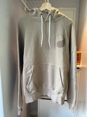 Our Legacy Work Shop Hoodie - Ljusbrun Work Shop hoodie från Our Legacy. Limited drop som är slutsåld på hemsidan och hos alla retailers. Använd 2 gånger. Mycket bra skick. Strlk 46 / S. Boxy fit med raglan sleeves. Kan skickas eller hämtas i Stockholm. Frågor? Skicka DM.