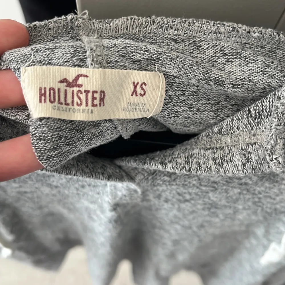 Grå Hollister tröja i mycket gott skick. Använd en gång. Pris kan diskuteras 🌸. Hoodies.