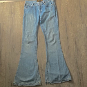 FLARE JEANS - Jättefina byxor! men tyvärr för långa för mig. Köptes i Berlin. 