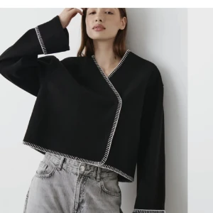 Gina tricot jacka kofta - Säljer denna slutsålda jacka från Gina tricot. Ny med lappar kvar. Storlek Large men sitter snyggt på mig som brukar ha small! 