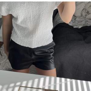 Säljer mina jättefina skinnshorts från zara, endast andvända 1-2 gånger, som nya💞