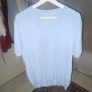 Blå stickad T-shirt från Zara, skriv privat vid mer frågor, tryck gärna på köp nu💕💕