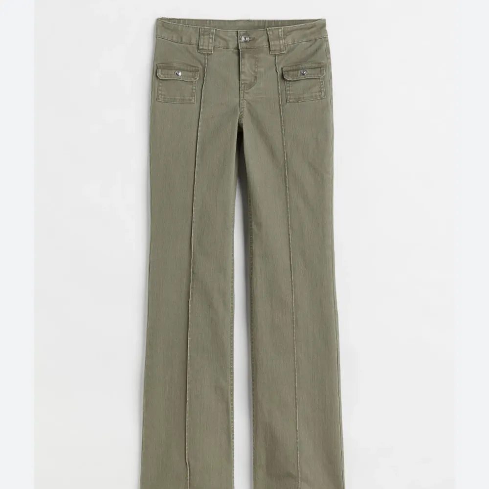 Säljer dessa lågmidjade gröna jeansen från hm! Superfina å endast använda 4 gånger❤️. Jeans & Byxor.