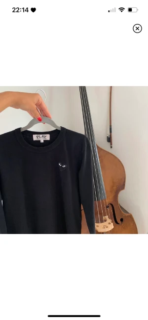 CDG tröja  - Fin tröja, använd några gånger men kommer inte till användning längre!  Storlek L men skulle säga den är mer än XS/S. ( lånade bilder )  