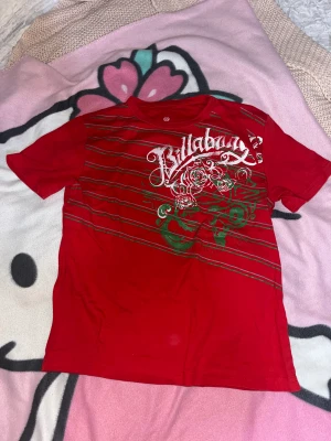 T-shirts - T-shirts från Billabong och i❤️ny Den första är st xs herrstl Den svarta är s herrstl  Och den vita är typ M damstl, den har hål nere vid slutet på tröjan 