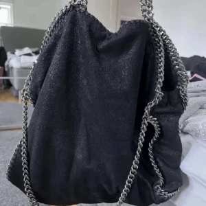 Stella McCartney väska - Så fin Stella McCartney liknande väska som är perfekt inför skolan och får plats med allt som behövs ❣️ tryck på köp nu!