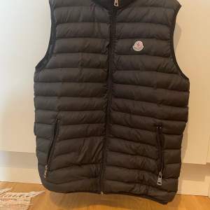 Moncler väst i strl  M, skick 8/10 byter gärna mot cardigans inför hösten/våren..