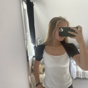 KORTÄRMAD KOFTA - Super snygg och trendigt kofta. Saknar lapp men passar xs-s.