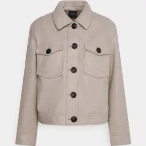 Säljer nu denna helt slutsålda jackan från Vero Moda!!😍så fin beige färg, nypris 500kr! Lite nopprig men ändå as fin💋🌟storlek xs men passar xxs-s! Såå snygg till hösten🍂 
