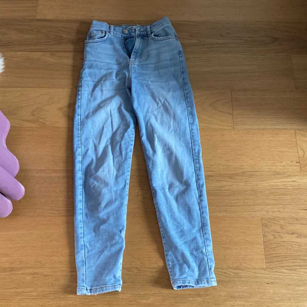 Ljus blåa högmidjade mom jeans från Gina Tricot. Används sällan! Inga defekter. FRI FRAKT!. Jeans & Byxor.