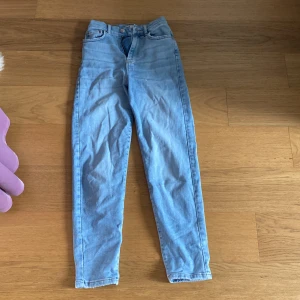 Mom jeans - Ljus blåa högmidjade mom jeans från Gina Tricot. Används sällan! Inga defekter. FRI FRAKT!