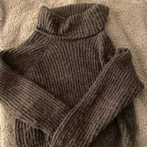 Säljer en stickad tröja med krage ifrån Gina tricot. Den har tyvärr blivit för kort för mig men den är väldigt snygg på!!  Nypris: 300kr, säljer för 120kr