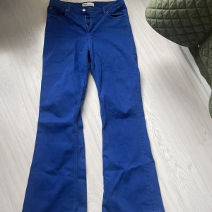 Blåa jeans zara - Storlek 40 men passar S-L beroende på hur man vill att de ska sitta! 💙
