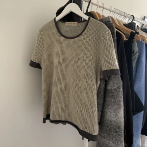 Stickad tröja - Stickad tröja i krämvit och grått, storlek S/M🤍