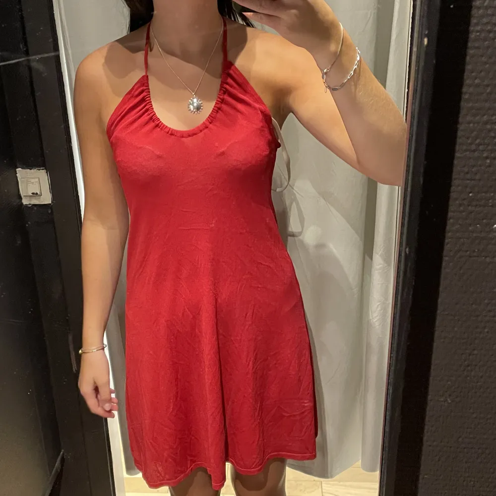 röd halterneck klänning, inga defekter så mkt fint skick . Klänningar.