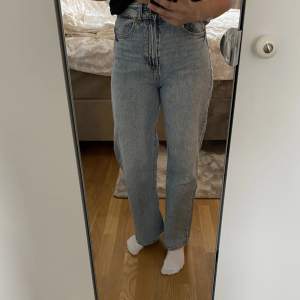 Fina straight jeans från HM använda några gånger. Storlek 36 passar mig som är 174cm. 