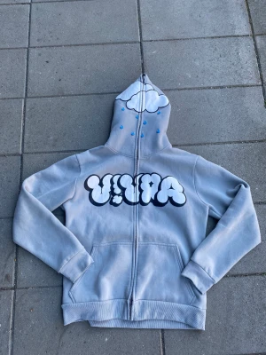 Vivra100 Hoodie - Skriv på insta om du vill köpa: vivra100