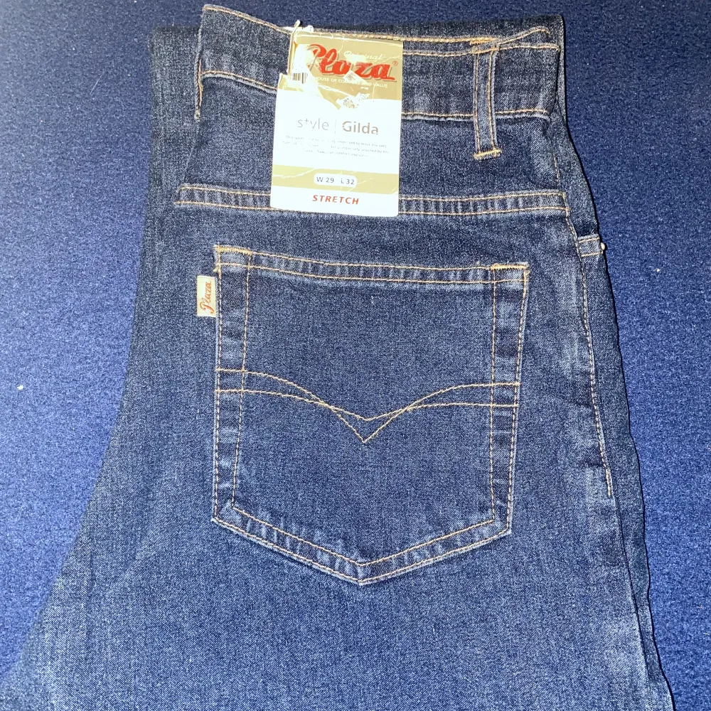 Helt nya plaza jeans i modellen ”Gilda” o med prislappen kvar! Finns flera storlekar: 1 st i storleken W29/L34. 2 st i storleken W30/34. 1st i storleken W29/L32. . Jeans & Byxor.