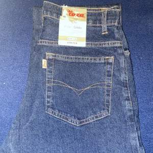 Helt nya plaza jeans i modellen ”Gilda” o med prislappen kvar! Finns flera storlekar: 1 st i storleken W29/L34. 2 st i storleken W30/34. 1st i storleken W29/L32. 
